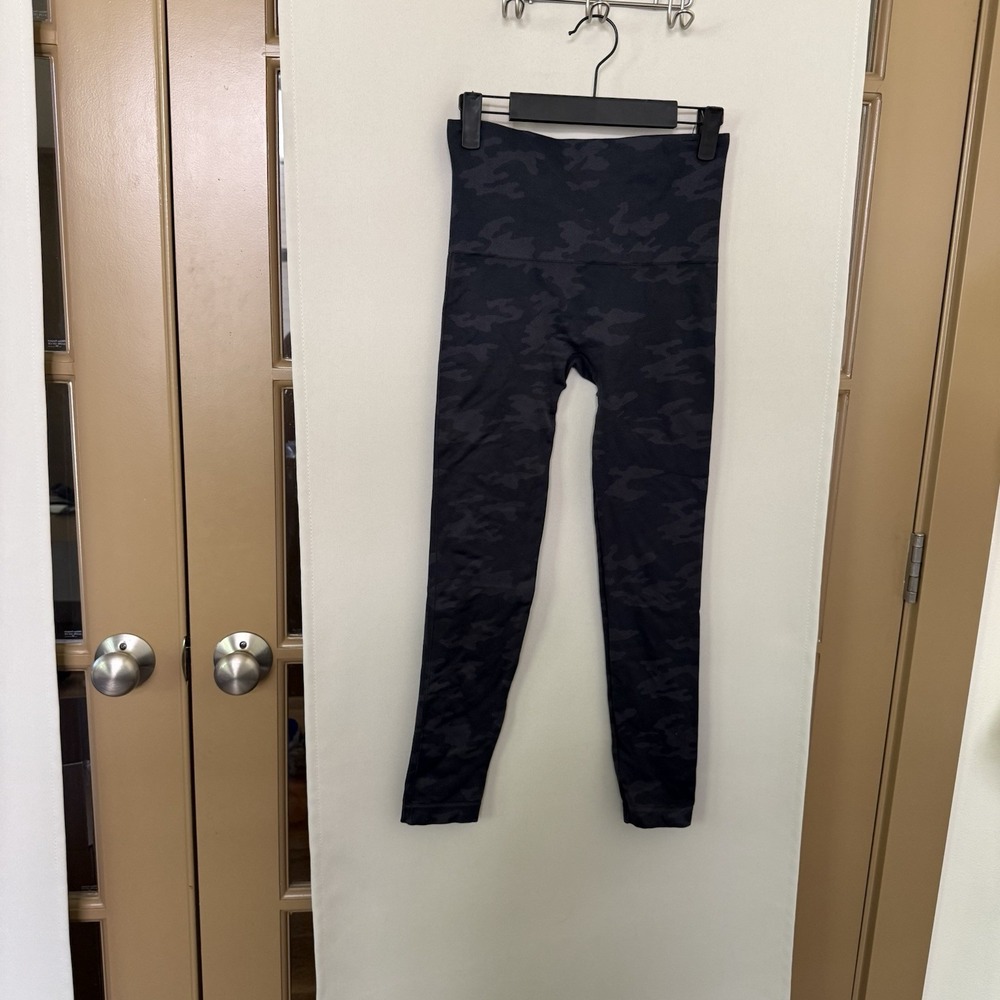 Spanx Womens Medium Black Grey Camo Athletic Pull On Leggings Gym Athleisure Run